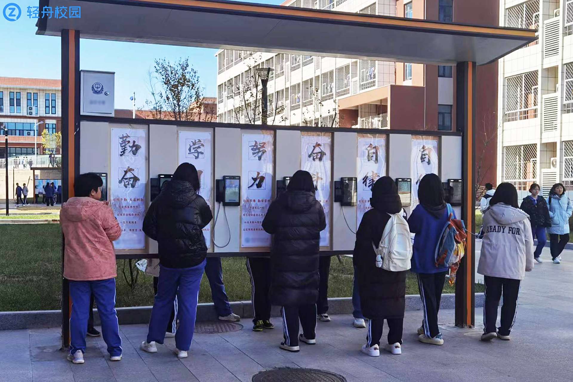 智慧校園推出親情可視電話,方便學(xué)生與家長實(shí)時(shí)交流.親情可視電話支持